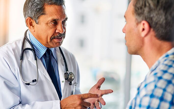 Un homme atteint de prostatite chez un urologue