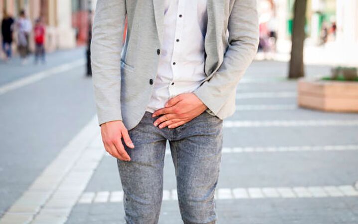 Un homme s'inquiète des symptômes désagréables de la prostatite