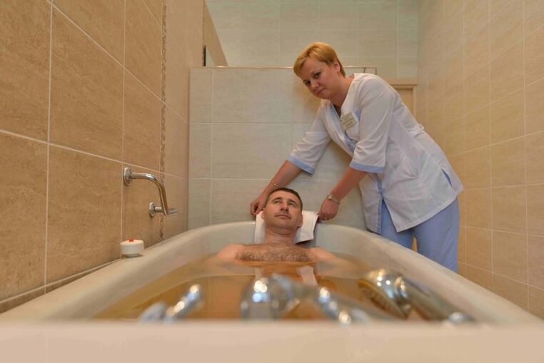 Prendre un bain de pin soulagera l'état d'un homme souffrant de prostatite